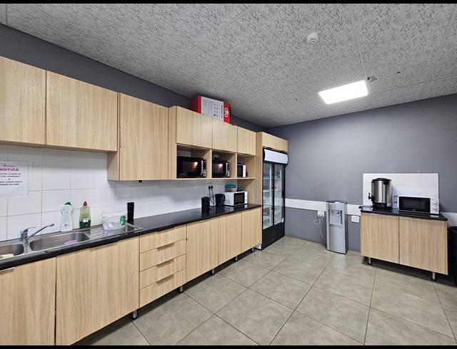 3,500M² WAREHOUSE TO LET IN LONGLAKE